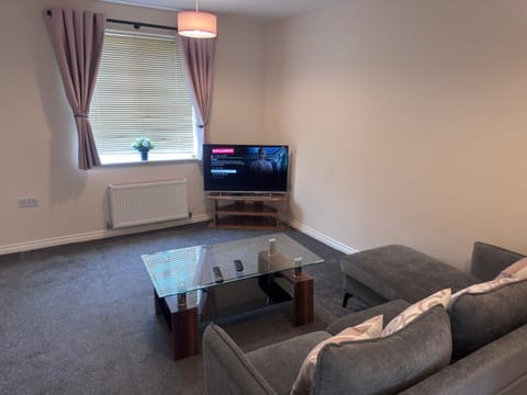 Communal lounge/ TV room, TV and multimedia, Living room, Seating area, Evening entertainment