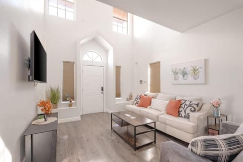Property building, TV and multimedia, Living room, Seating area, Breakfast