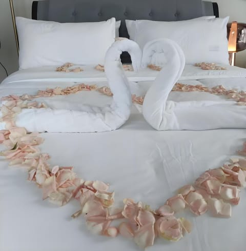 Bed, Hot Tub, Photo of the whole room, Bedroom, towels