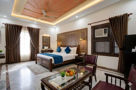 Bed, TV and multimedia, Photo of the whole room, Seating area, Bedroom