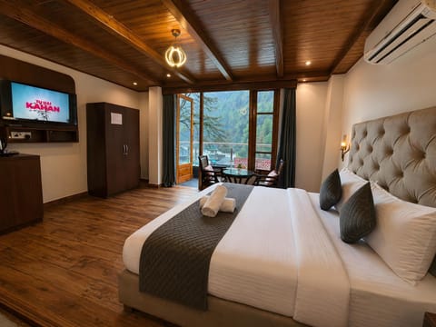 Bed, Seating area, Bedroom