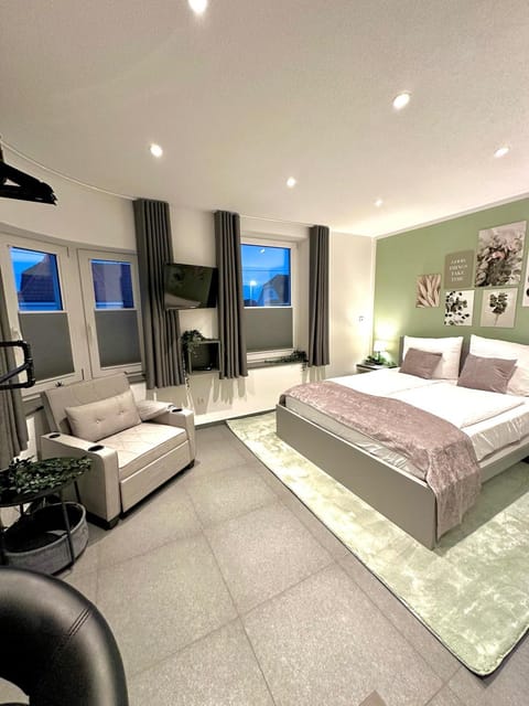Bed, TV and multimedia, Living room, Photo of the whole room, Seating area, Bedroom