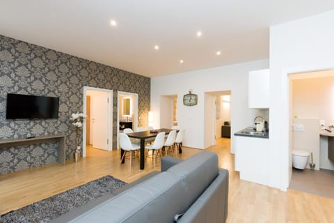 TV and multimedia, Kitchen or kitchenette, Living room, Seating area, Dining area