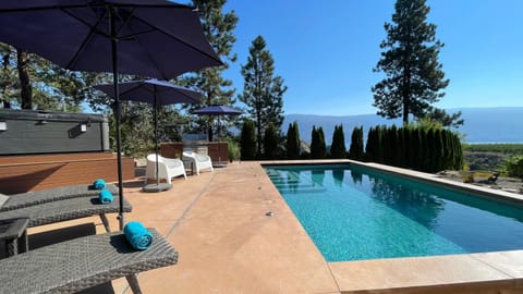 BBQ facilities, Hot Tub, View (from property/room), Lake view, Mountain view, Swimming pool, sunbed, towels