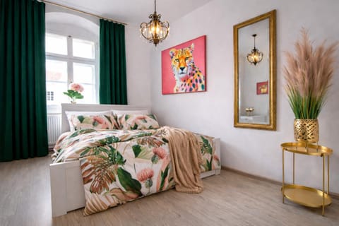 Bed, Photo of the whole room, Decorative detail, Bedroom