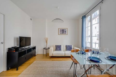 TV and multimedia, Living room, Dining area