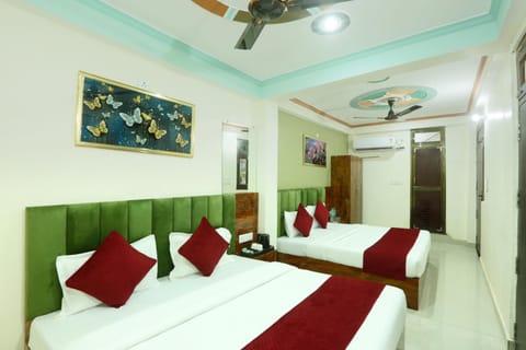 Bed, TV and multimedia, Seating area, Bedroom, air conditioner