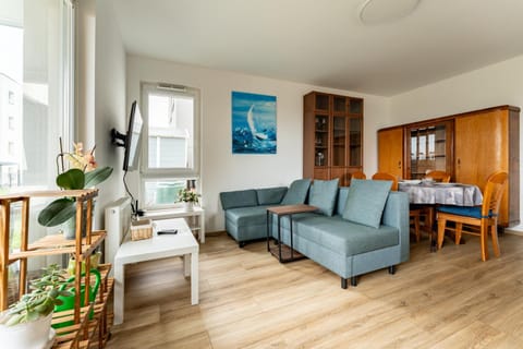 TV and multimedia, Kitchen or kitchenette, Living room, Seating area, Dining area