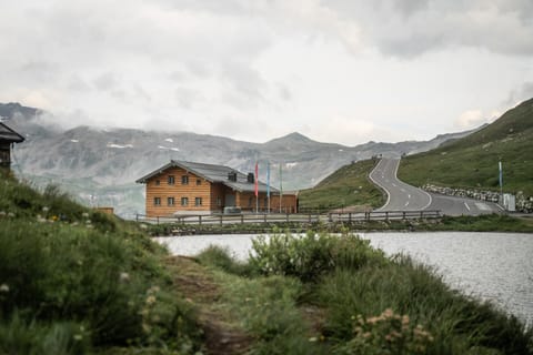 Property building, Facade/entrance, Mountain view, Street view