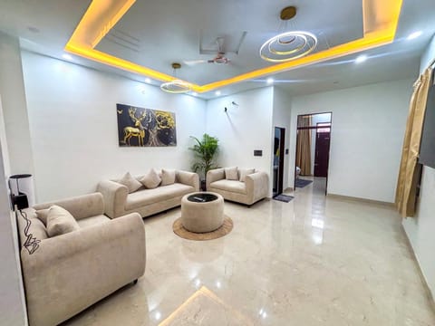 TV and multimedia, Living room, Seating area, air conditioner