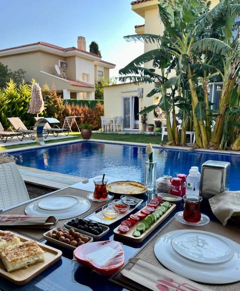 Restaurant/places to eat, Swimming pool, Breakfast