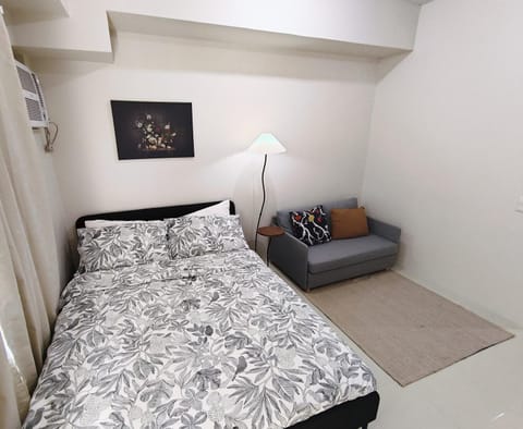 Bed, Living room, Photo of the whole room, Seating area, Bedroom