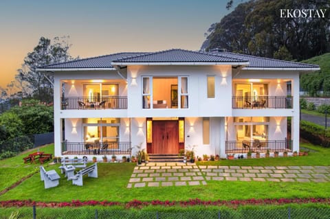 Property building, Patio, Spring, Day, Garden, View (from property/room), Balcony/Terrace, Dining area, Garden view