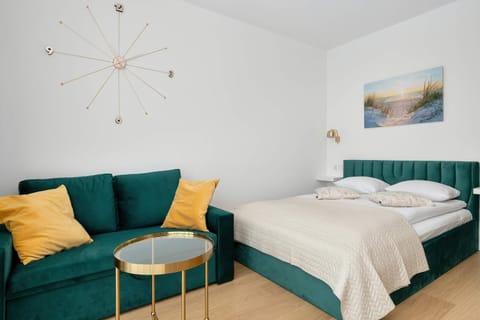 Bed, Photo of the whole room, Seating area