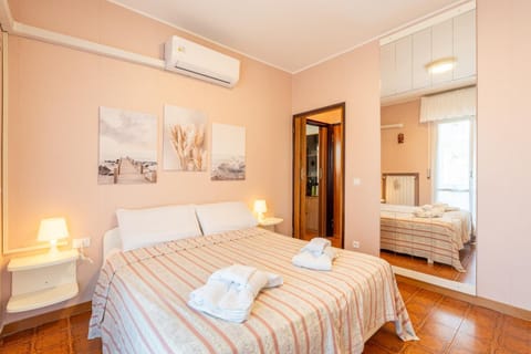 Bed, Photo of the whole room, Bedroom, towels, air conditioner