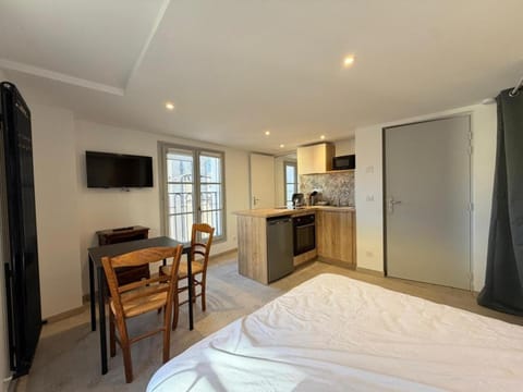 Bed, TV and multimedia, Kitchen or kitchenette, Dining area, Bedroom