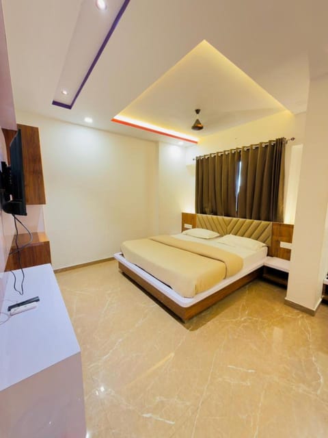 Bed, TV and multimedia, Living room, Photo of the whole room, Seating area, Bedroom, Entertainment, wardrobe, air conditioner