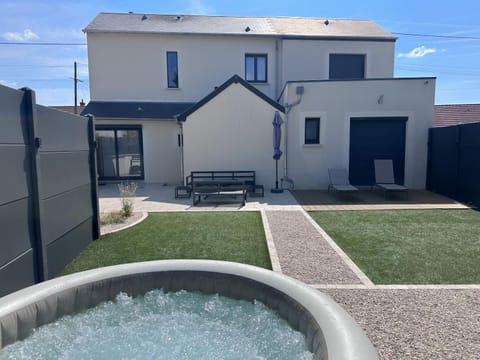 Property building, Day, Pool view, Swimming pool