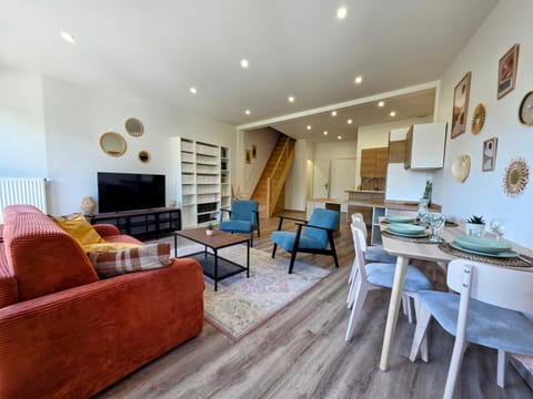 Communal lounge/ TV room, TV and multimedia, Living room, Dining area