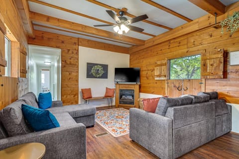 Serene Hilltop Hideaway 7 Mi to Weatherford! House in Weatherford