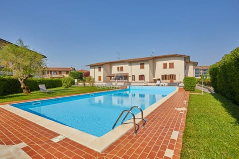 Property building, Swimming pool, Swimming pool