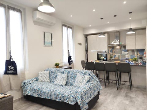 Kitchen or kitchenette, Living room, Seating area, oven