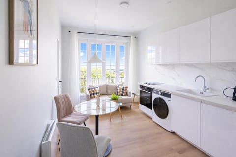 Living room, Seating area, Dining area, stove