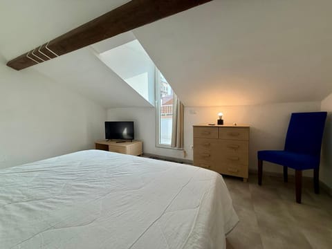 Communal lounge/ TV room, Bed, Bedroom