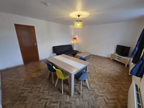 TV and multimedia, Living room, Seating area, Dining area