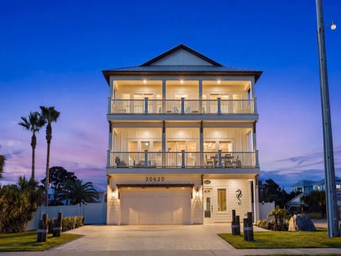Property building, Facade/entrance, Balcony/Terrace, Parking