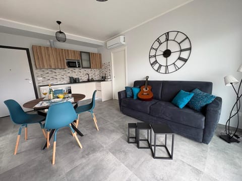 Kitchen or kitchenette, Living room, Seating area, Dining area, air conditioner
