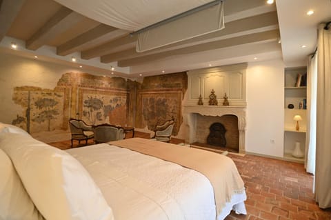 Bed, Living room, Photo of the whole room, Seating area, Bedroom