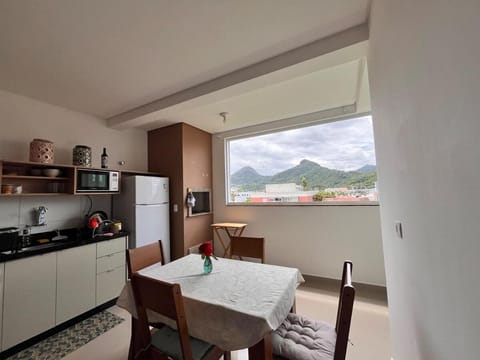 Natural landscape, Coffee/tea facilities, Kitchen or kitchenette, Dining area, Mountain view, oven, stove