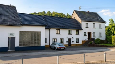Property building, Day, Neighbourhood, Street view, Location, Parking