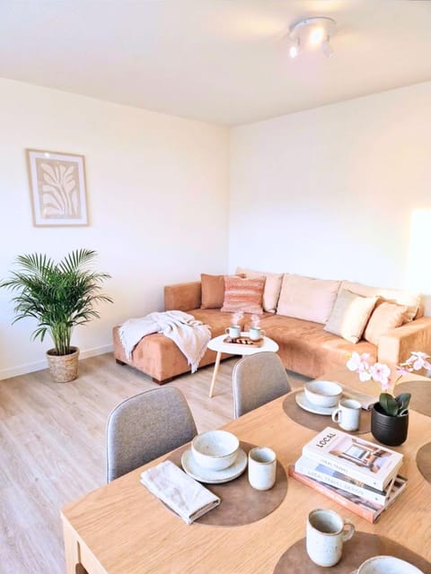 TV and multimedia, Coffee/tea facilities, Living room, Seating area, Dining area, heating