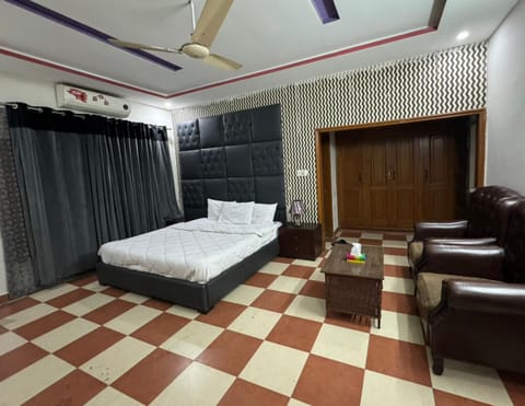 Bed, Photo of the whole room, Seating area, Bedroom