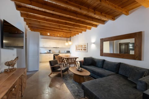 TV and multimedia, Kitchen or kitchenette, Living room, Seating area, Dining area