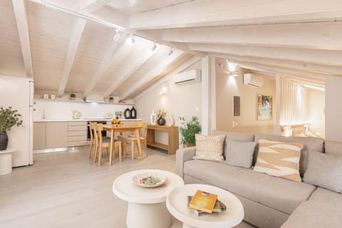 Coffee/tea facilities, Living room, Seating area, Dining area, toaster, kitchen