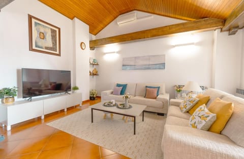 Communal lounge/ TV room, TV and multimedia, Living room, Seating area, Evening entertainment