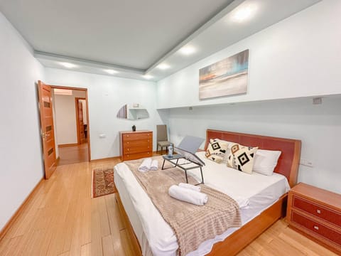 Bed, Bedroom, towels
