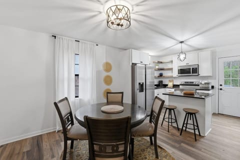 Modern McDonald Ranch Serene Wooded Escape cottage House in Cleveland