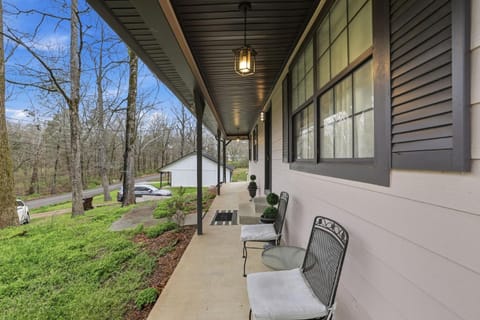 Modern McDonald Ranch Serene Wooded Escape cottage House in Cleveland