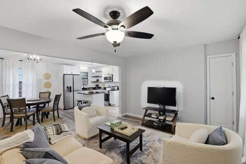 Modern McDonald Ranch Serene Wooded Escape cottage House in Cleveland