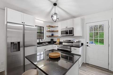 Modern McDonald Ranch Serene Wooded Escape cottage House in Cleveland