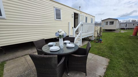 Property building, Patio, Day, Garden, Coffee/tea facilities, Dining area, Garden view