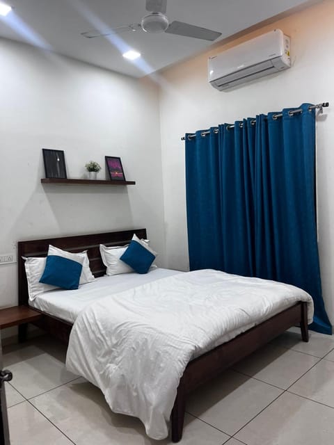 Bed, Photo of the whole room, Bedroom, air conditioner