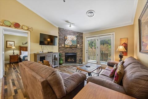 Bed, Day, TV and multimedia, Balcony/Terrace, Living room, Seating area, Bedroom, fireplace, furniture