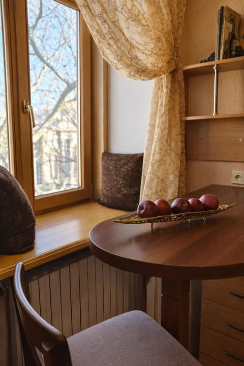 View (from property/room), Living room, Seating area, Dining area, City view