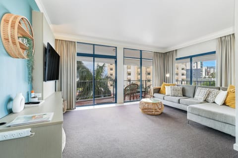 Communal lounge/ TV room, Living room, Seating area, Evening entertainment