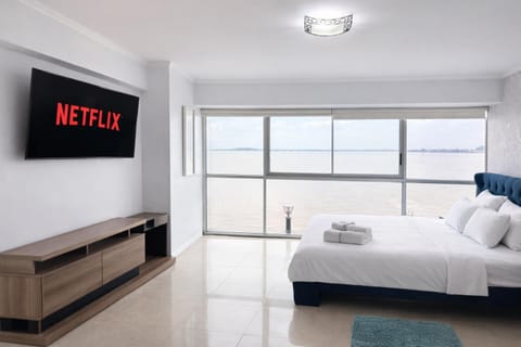 Communal lounge/ TV room, Bed, TV and multimedia, Living room, Photo of the whole room, Seating area, Evening entertainment, Bedroom, River view, towels, air conditioner